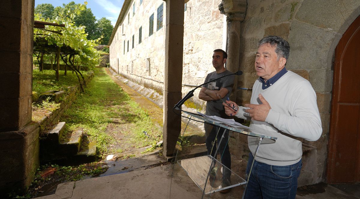 Miguel Anxo Fernández Lores, en el claustro de Santa Clara