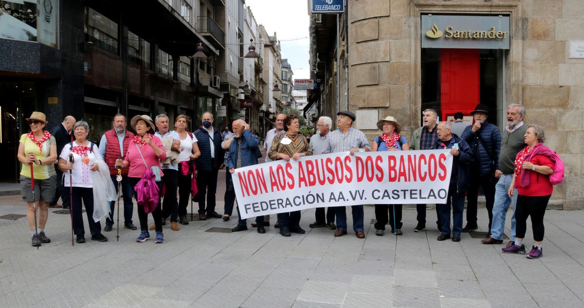 Manifestación de la Federación de Asociaciones de Vecinos Castelao contra los abusos bancarios