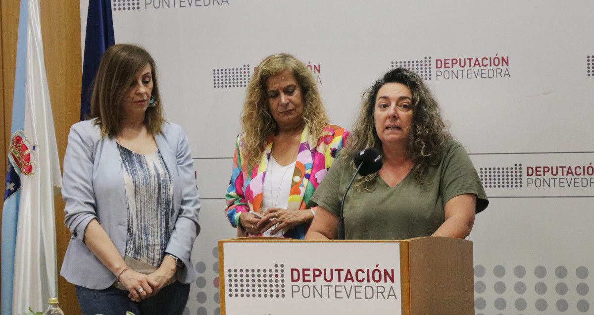 Montse Fajardo, técnica provincial de Memoria Histórica; Carmela Silva, presidenta de la Deputación; y María Ortega, diputada de Memoria Histórica