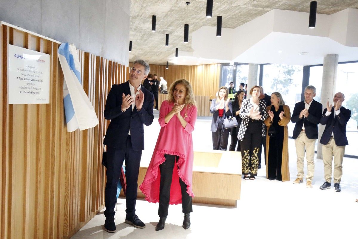 El alcalde José Antonio Cacabelos y la presidenta de la Deputación, Carmela Silva, inauguran el Auditorio de O Grove