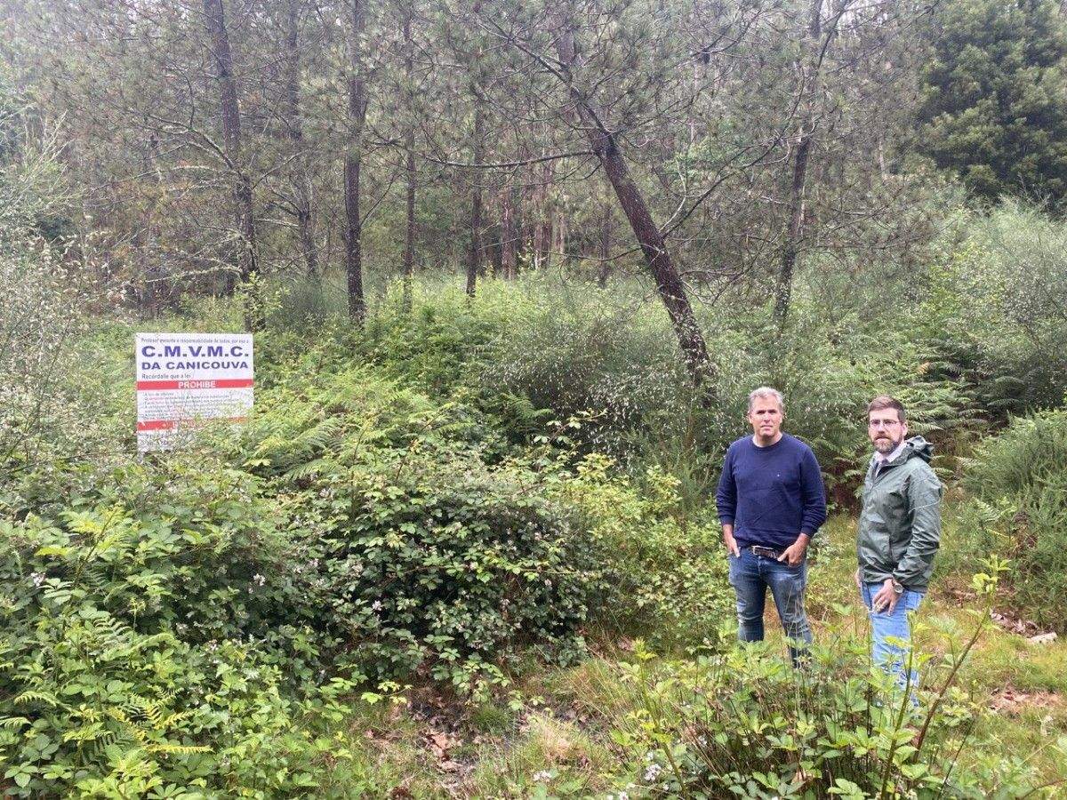 Rafa Domínguez y Pablo Fernández, del PP, en los terrenos alquilados por el Concello en A Canicouva