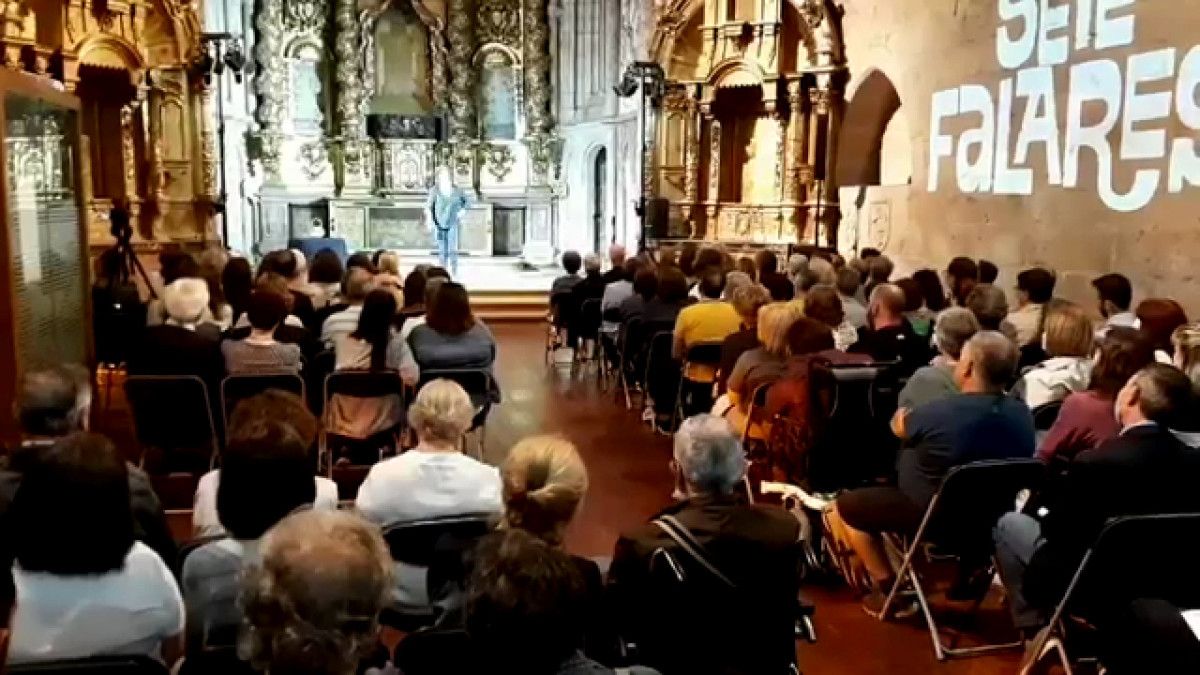 Público en la actuación de Paula Carballeira en Santa Clara