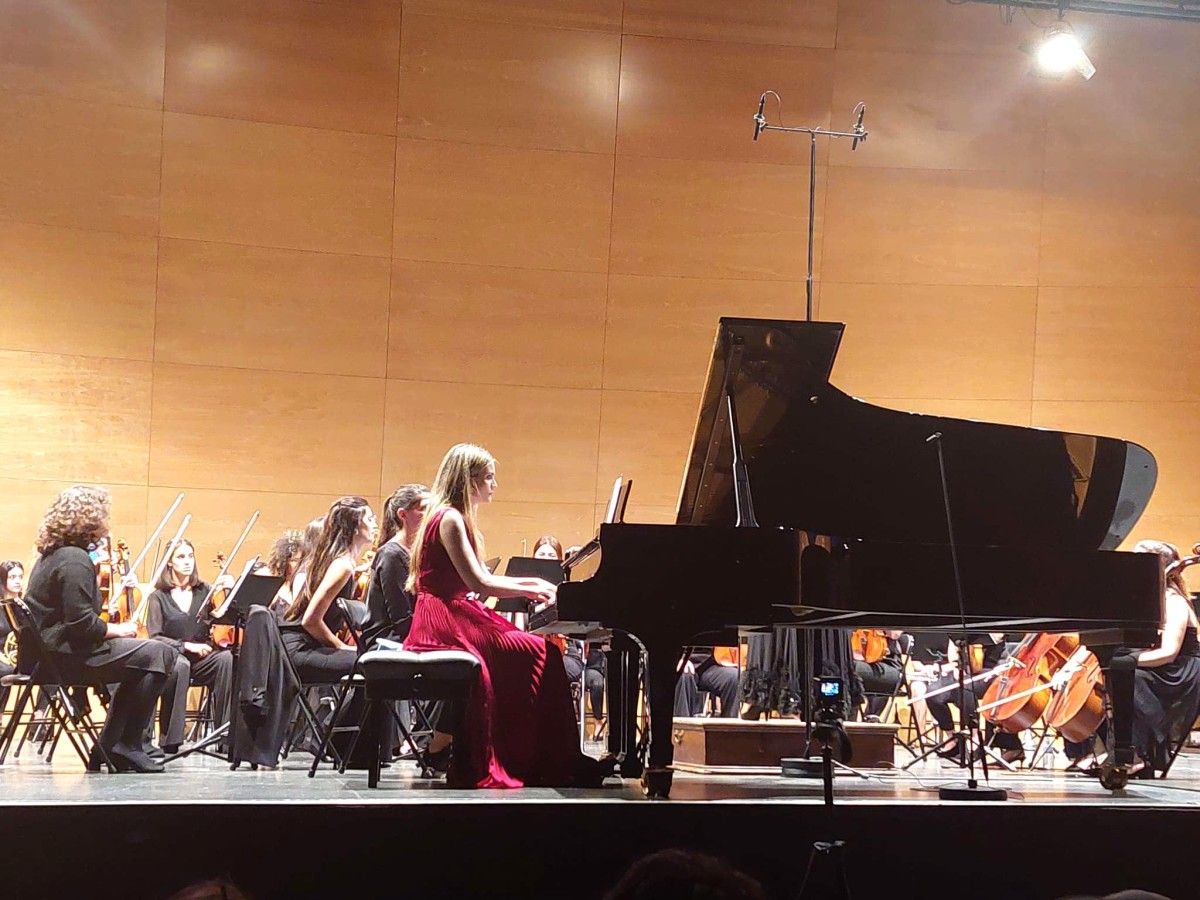 Isabel Pérez Dobarro ao piano durante o concerto coa Orquestra Filharmónica Cidade de Pontevedra