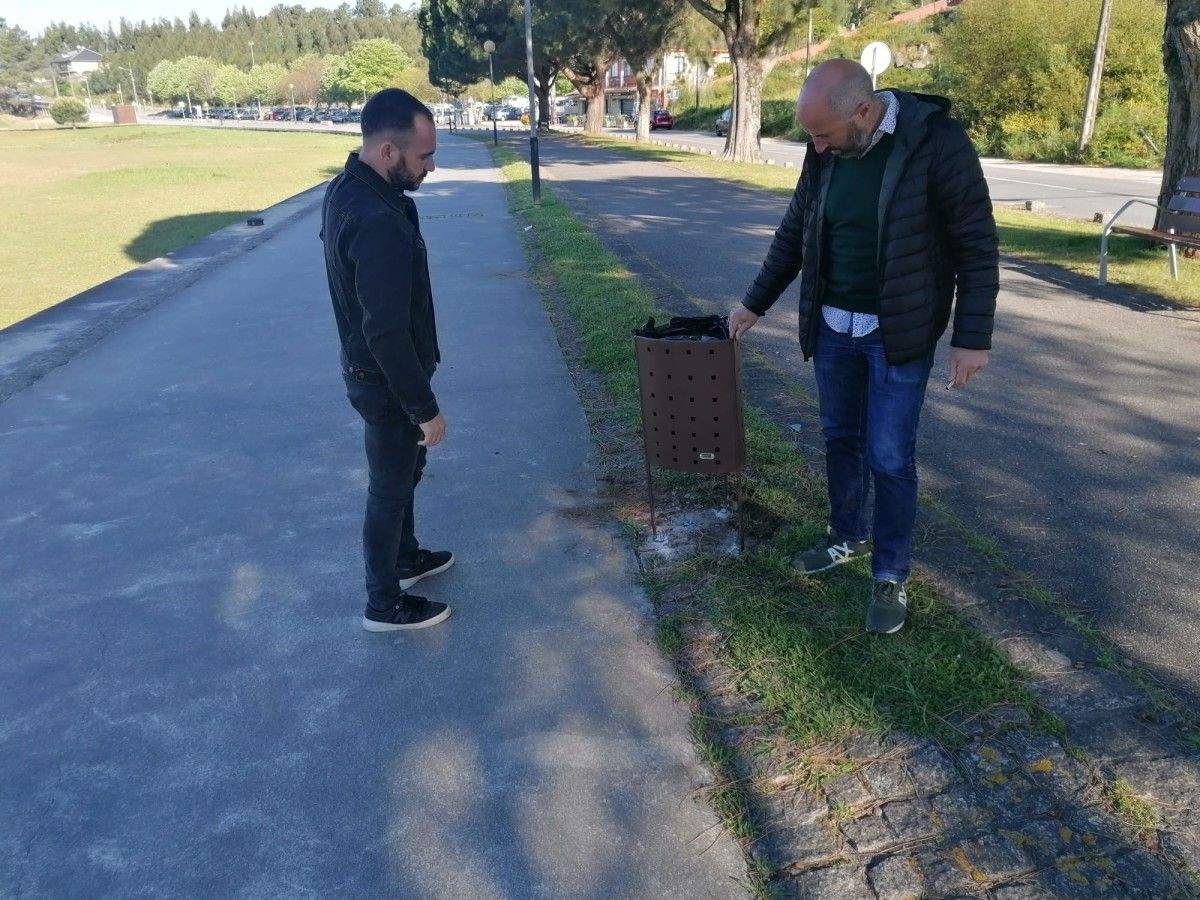 El Concello de Poio revisa y sustituye las papeleras en diversas localidades del municipio