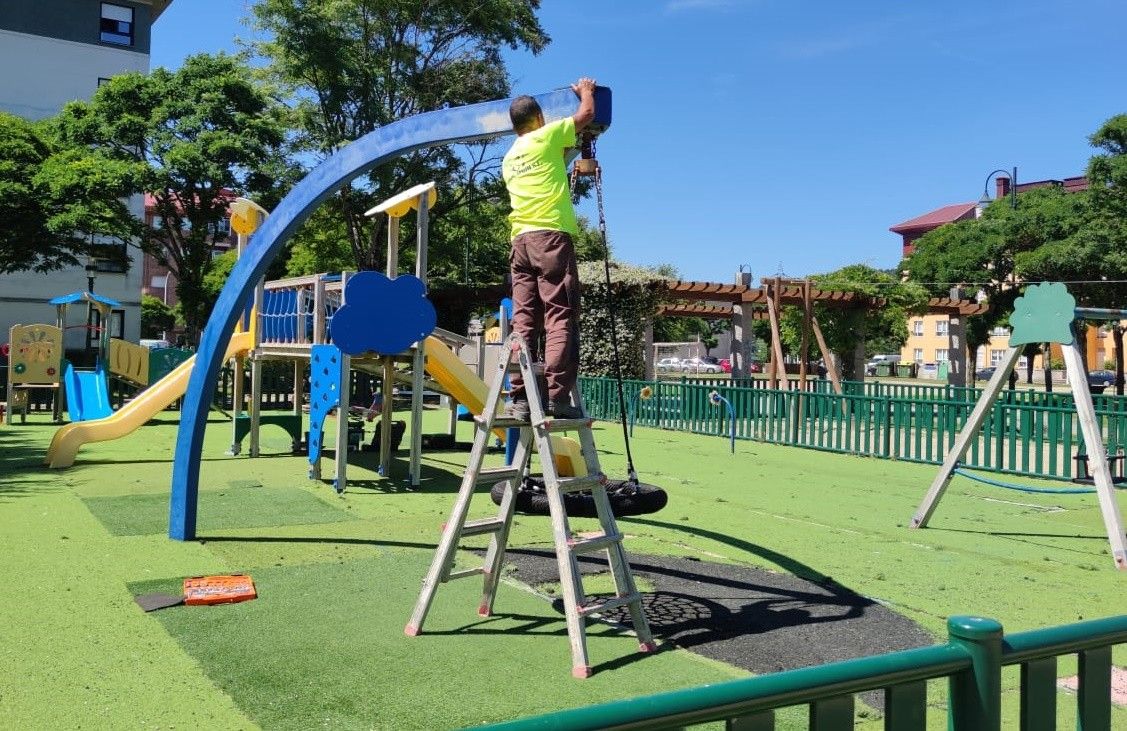 Reparacións no parque infantil da Praza de Europa 