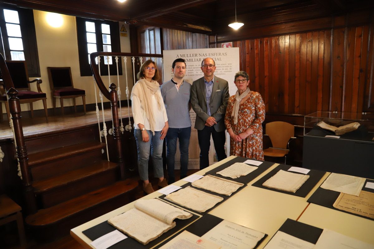 Anxo Lorenzo inauguró la exposición 'A Muller'