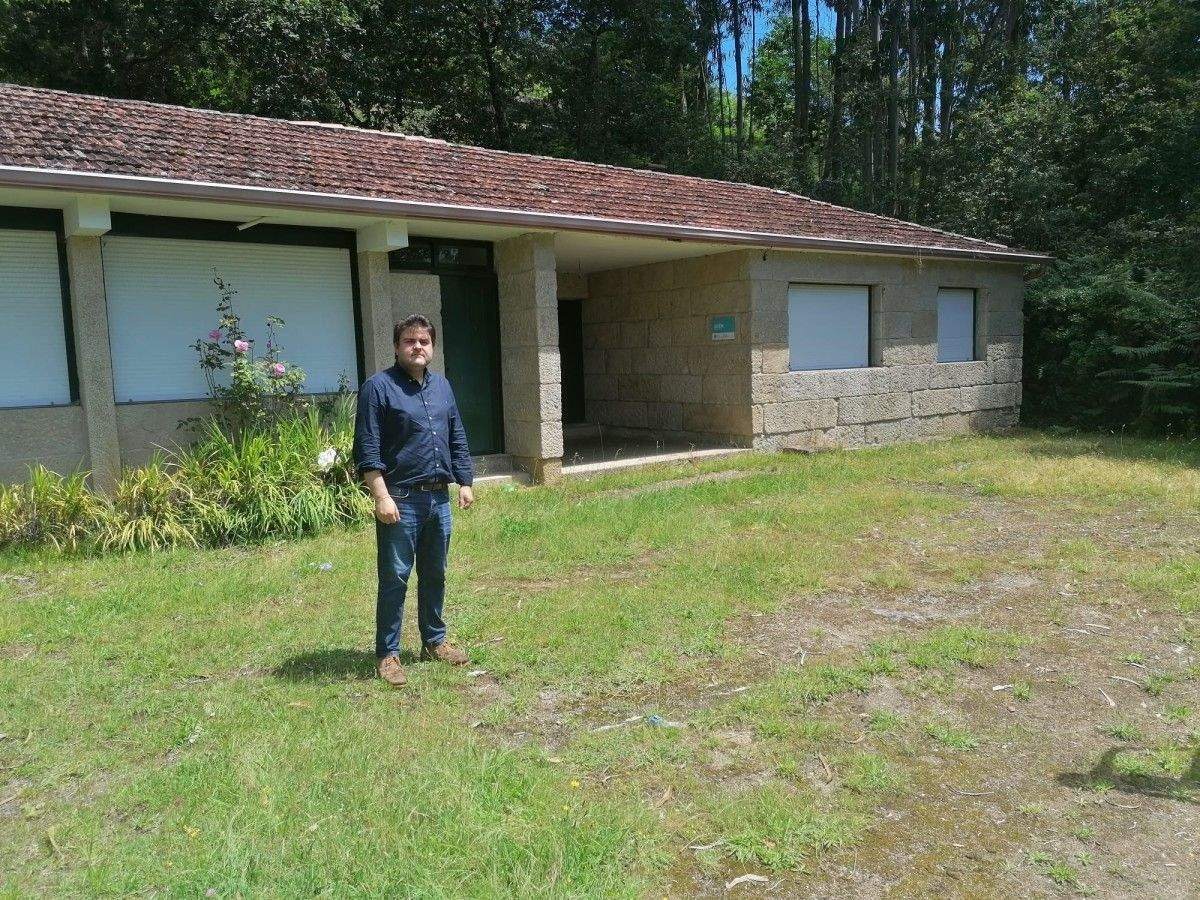 Gregorio Agís visita la antigua escuela unitaria de Arén, en Samieira