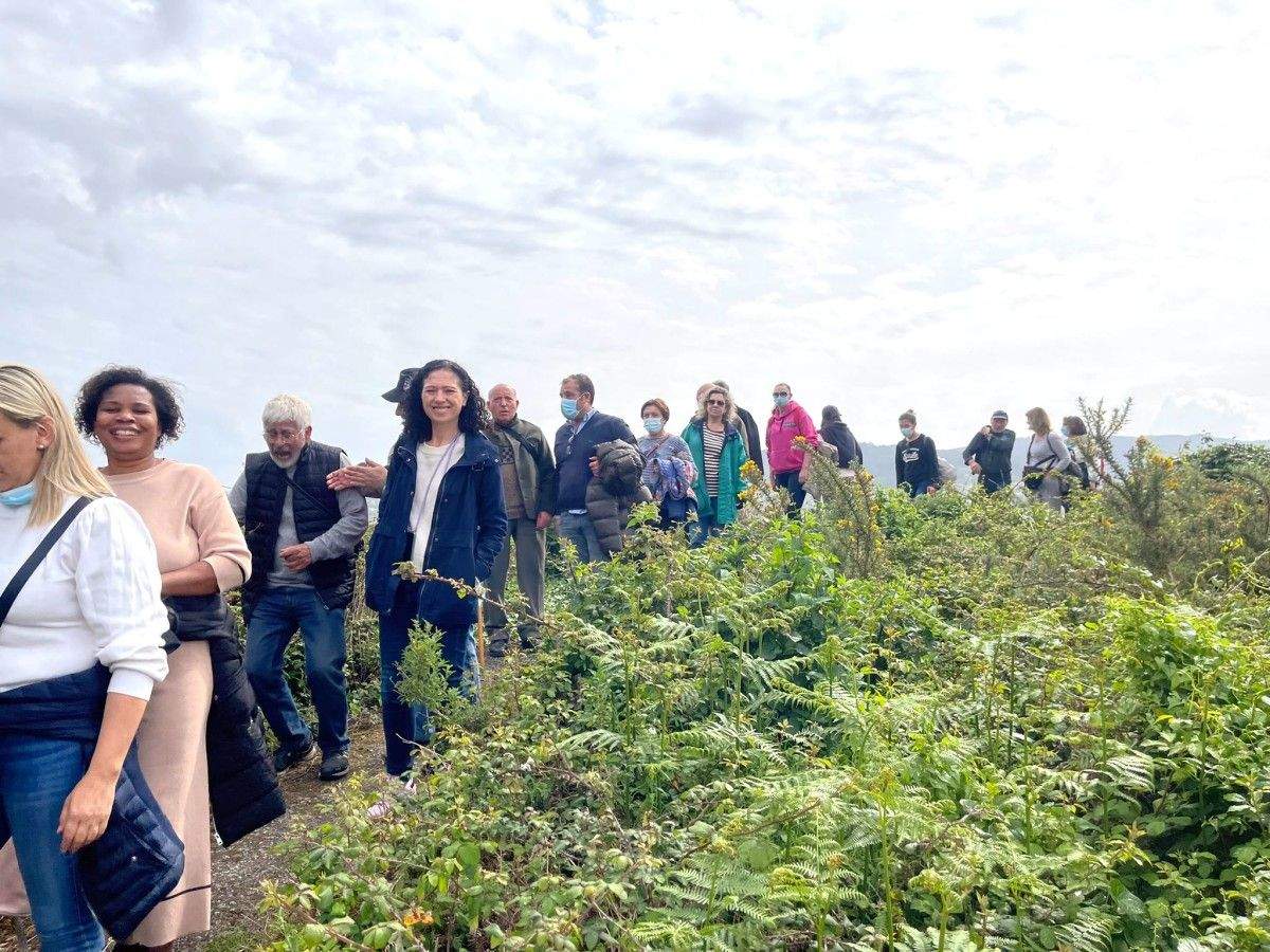 Silvia Díaz, concelleira de Turismo, durante a visita á Illa de Tambo na xornada 'Descubre Poio'