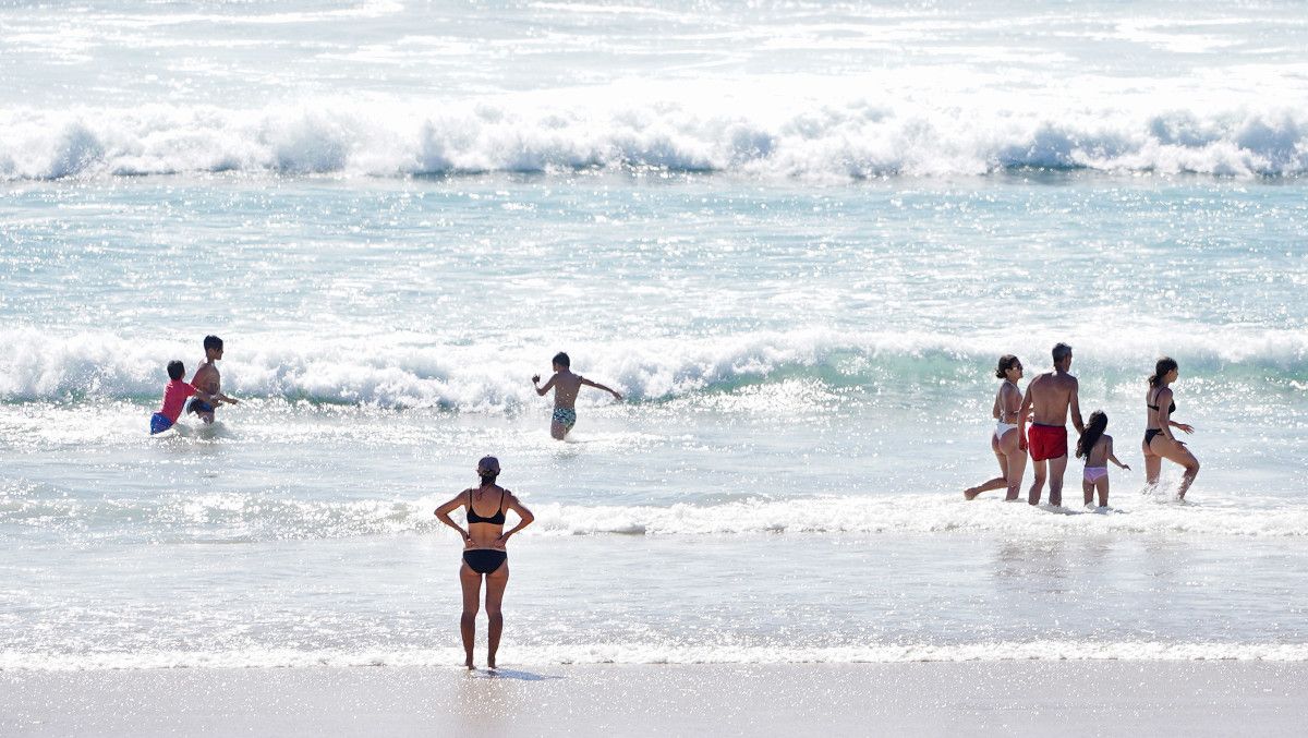 Bañistas en la playa de A Lanzada