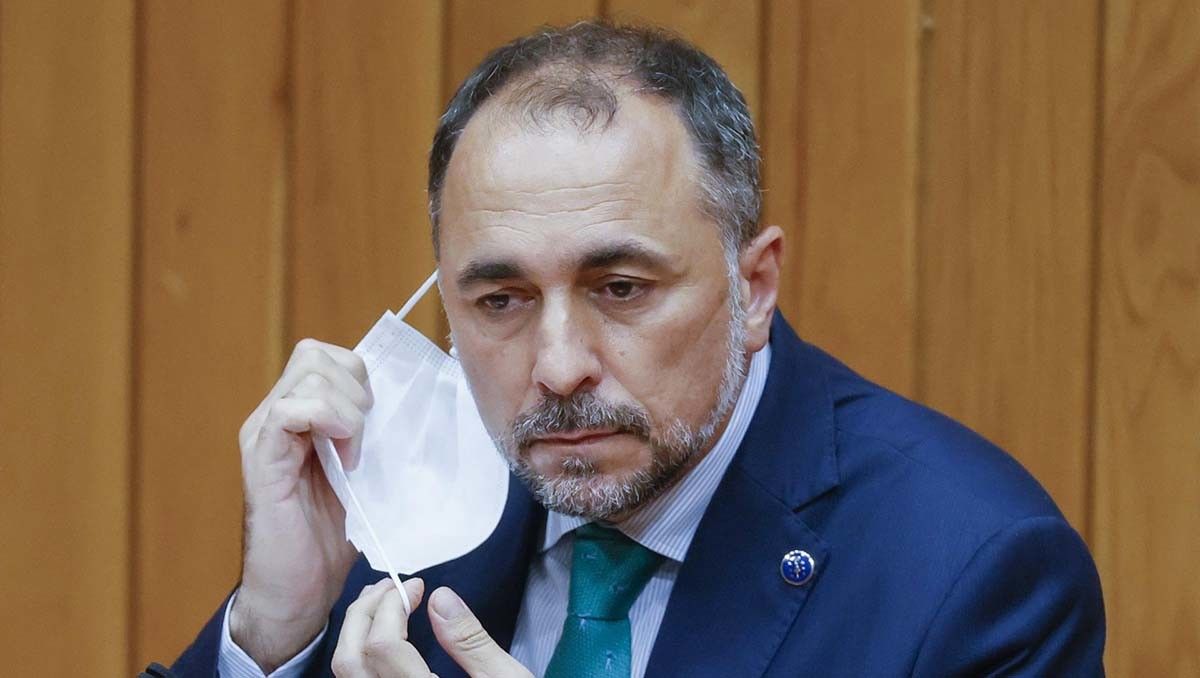 El conselleiro de Sanidade, Julio García Comesaña, en el Parlamento