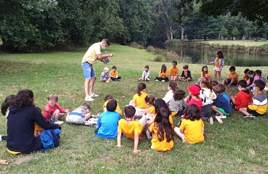 Escolares no campamento multideporte 2021 de A Casiña de Teo 