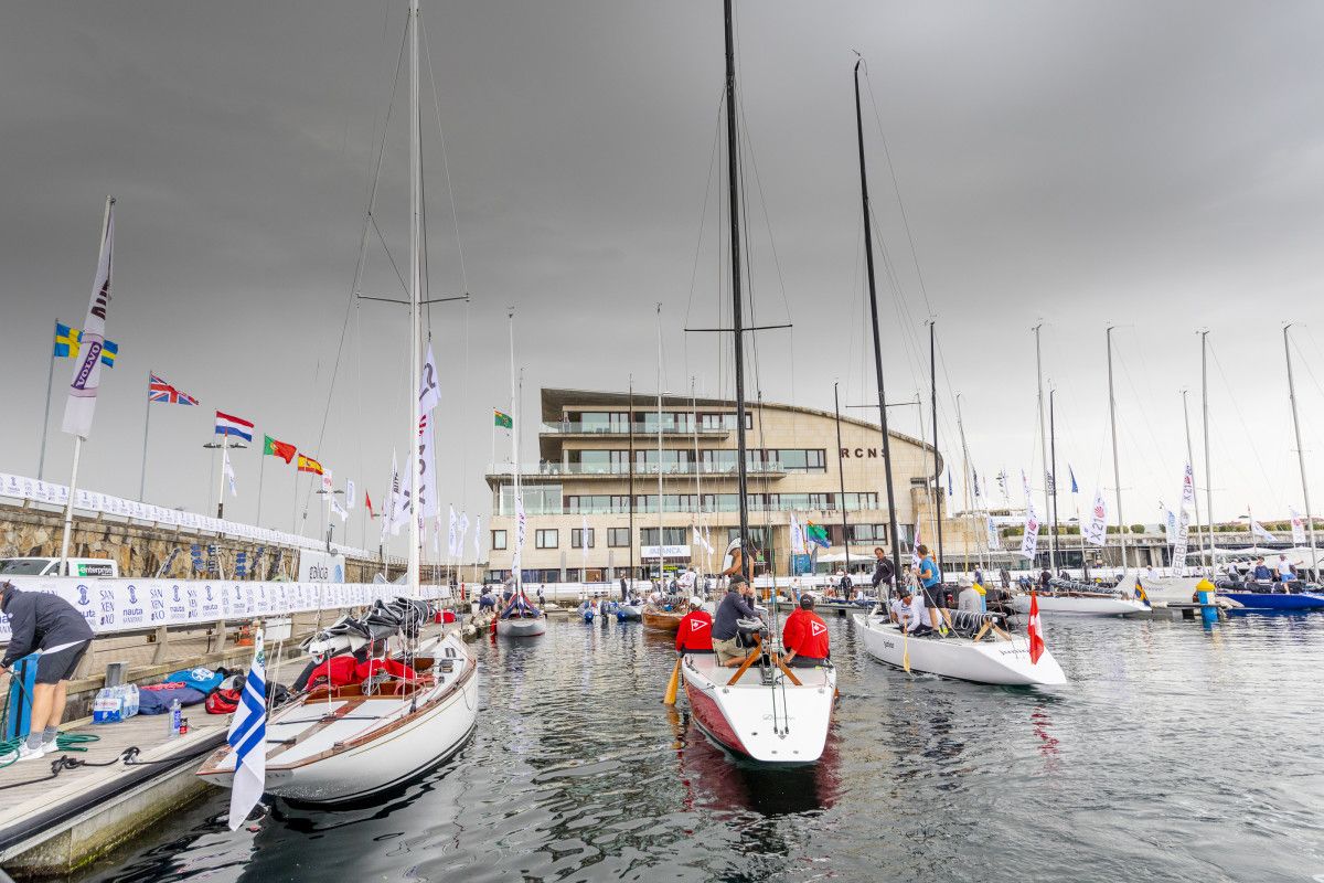A frota do Mundial da clase 6M no Real Club Náutico de Sanxenxo