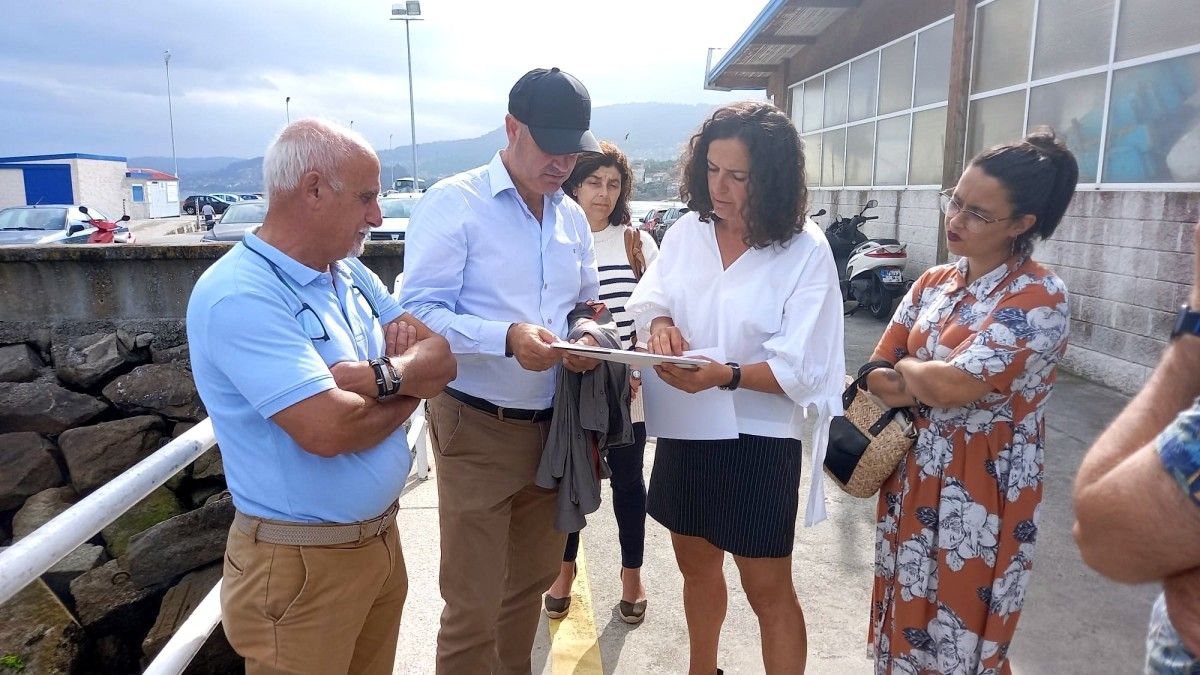 José Manuel Rosas, patrón maior de Bueu; o alcalde Félix Juncal e Susana Lenguas, presidenta de Portos de Galicia