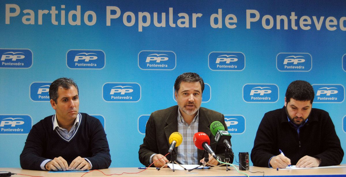 Rafael Domínguez, Jacobo Moreira y César Abal, en rueda de prensa en la sede del PP