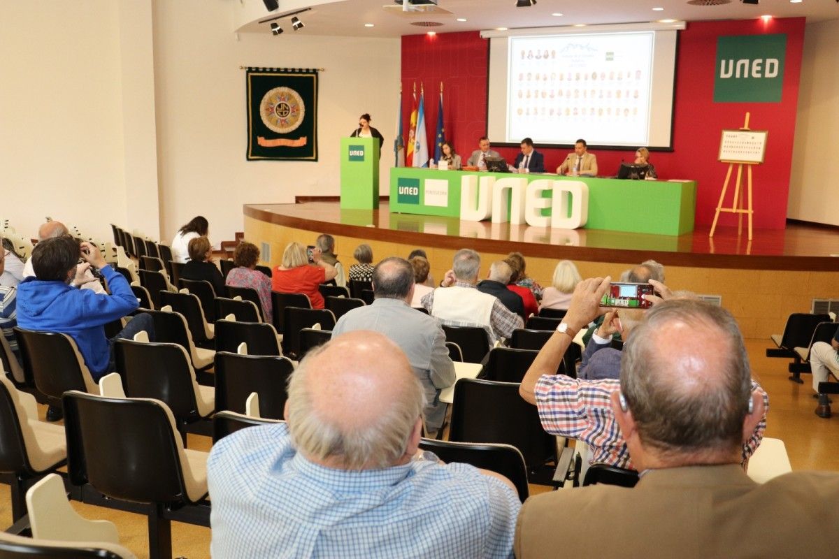 O conselleiro Román Rodríguez apadriña a promoción do curso senior da UNED sobre Filosofía Española