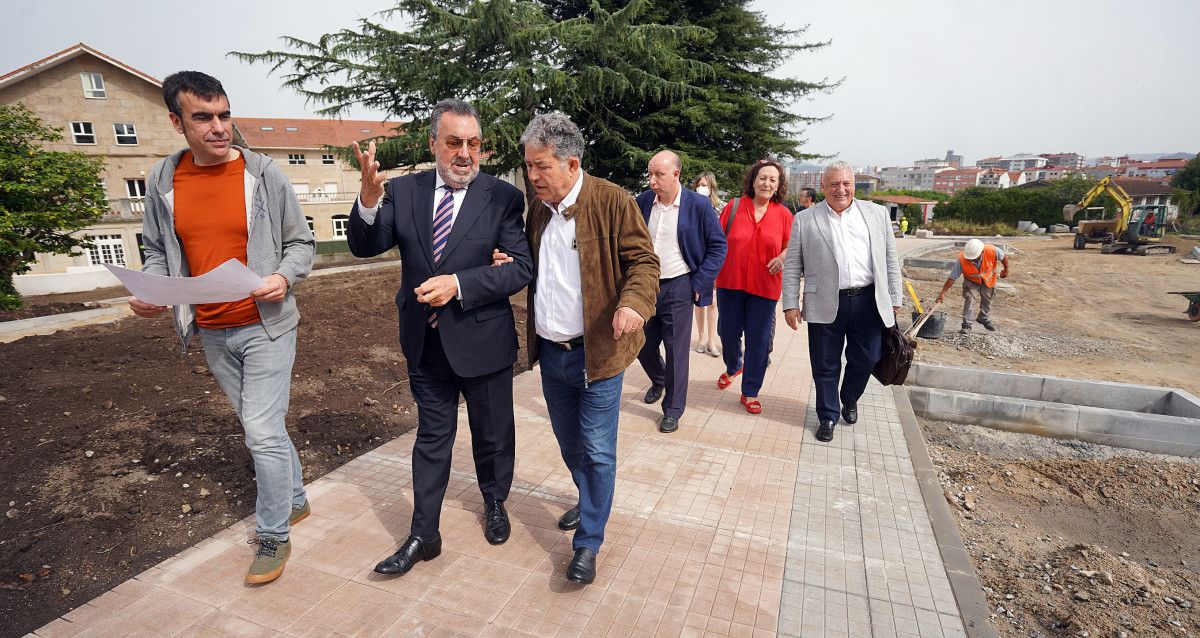 Fernández Lores y Miguel Carballeda visitan las obras de reurbanización de los terreos de la ONCE