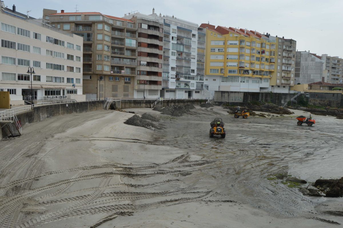 Trabajos de recuperación de arena en la playa de Lavapanos 