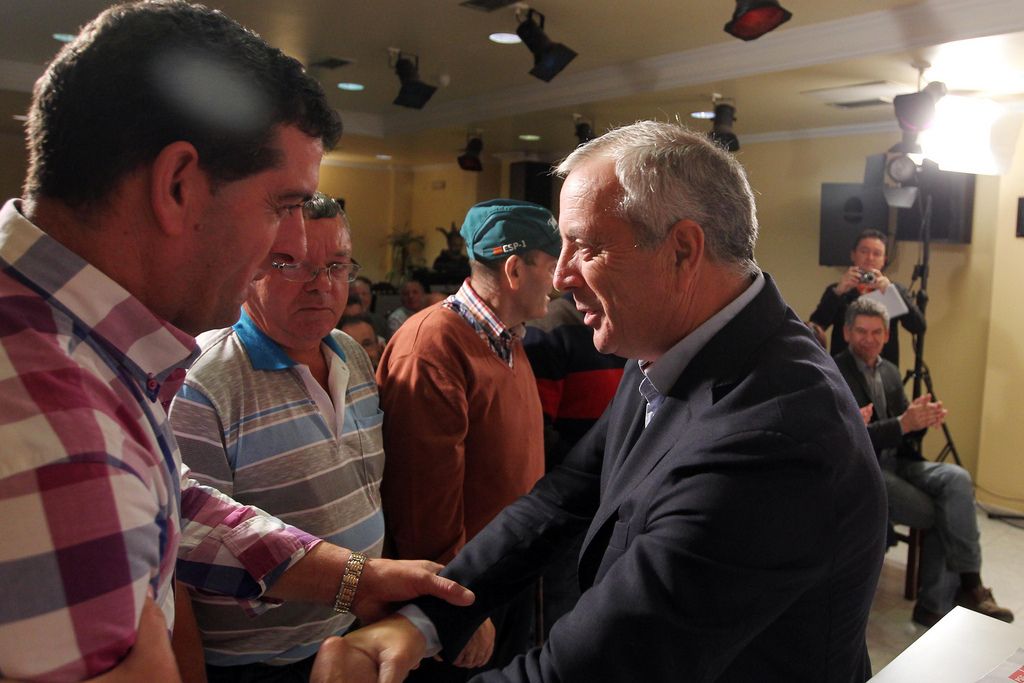 Pachi Vázquez, candidato do PSdeG-PSOE, no acto electoral que compartiu cos veciños de Ons Pachi Vázquez, candidato do PSdeG-PSOE, no acto electoral que compartiu cos veciños de Ons