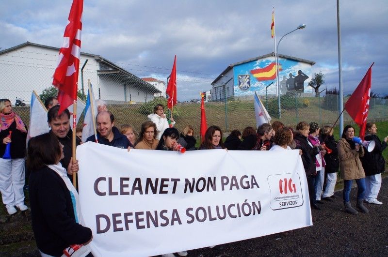 Protesta de las trabajadoras de Cleanet a las puertas de la Brilat