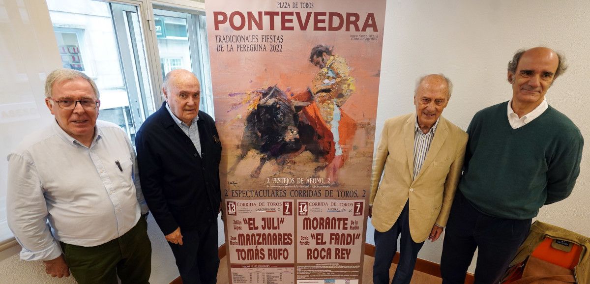 Responsables da empresa Hermanos Lozano xunto ao cartaz diseñado polo pintor Diego Ramos