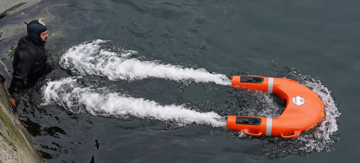 Presentan en el Puerto de Marín un salvavidas marino teledirigido