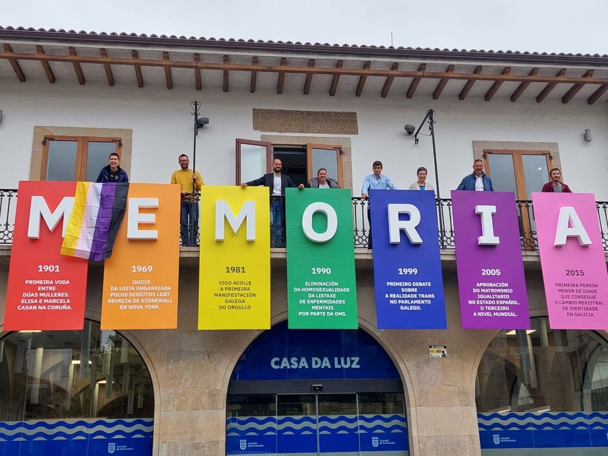 Nee Barros, Hadrián Pernas, Iván Puentes, Yoya Blanco, Guillermo Juncal, Eva Villaverde, Marcos Rey e Alberto Oubiña no balcón da Casa da Luz