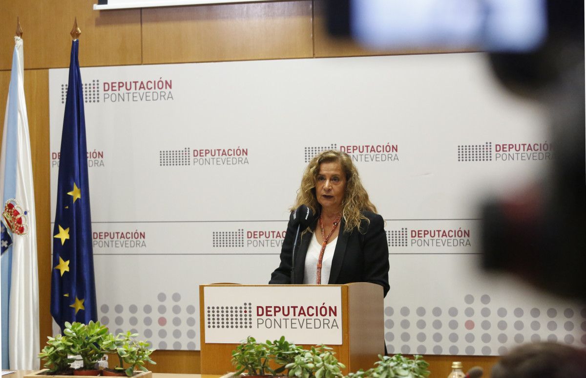 A presidenta da Deputación de Pontevedra, Carmela Silva, presenta o programa "Música no Ar"