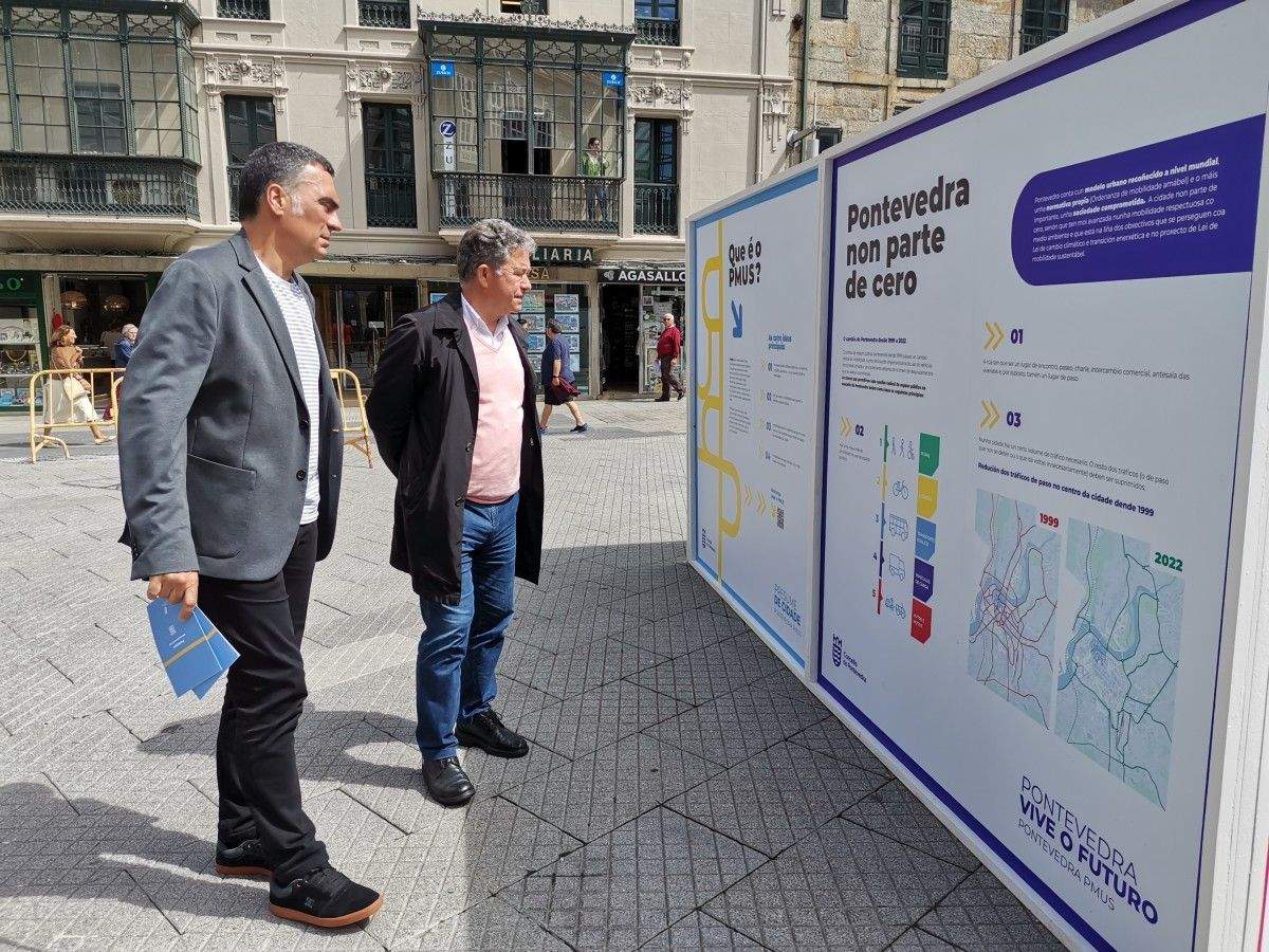 Fernández Lores y Demetrio Gómez visitan en la plaza de la Peregrina la exposición sobre el PMUS