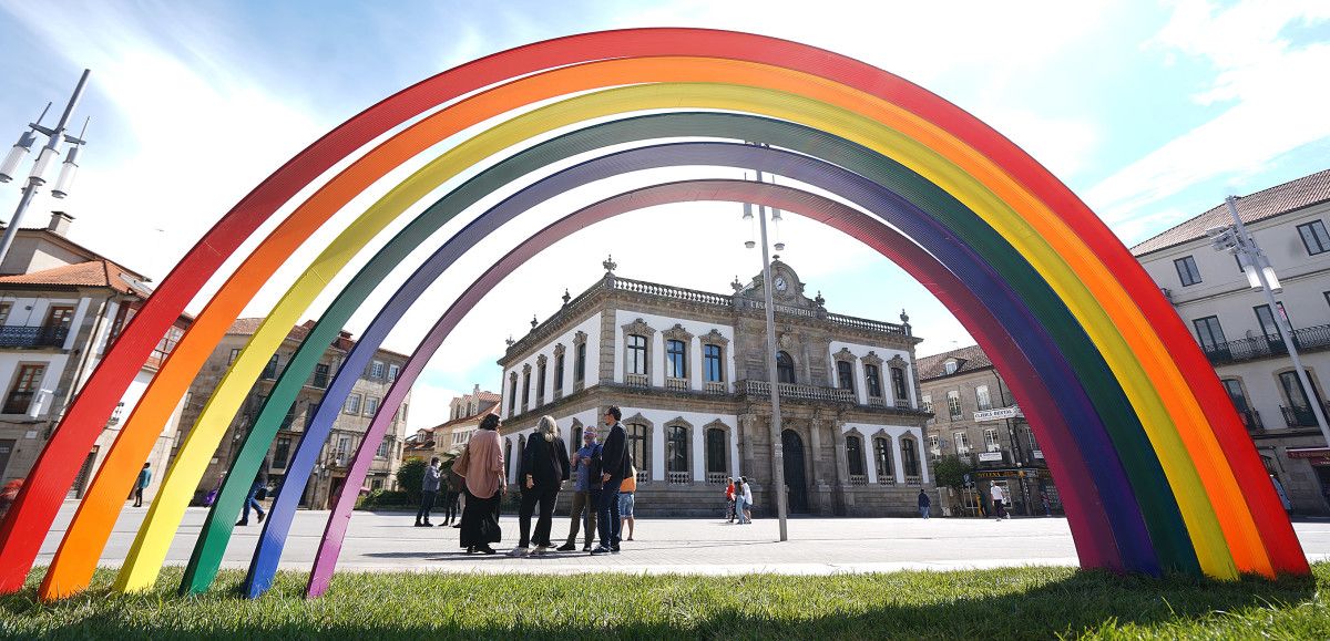 Yoya Blanco e Iván Puentes visita o arco da vella coas cores do Orgullo na praza de España