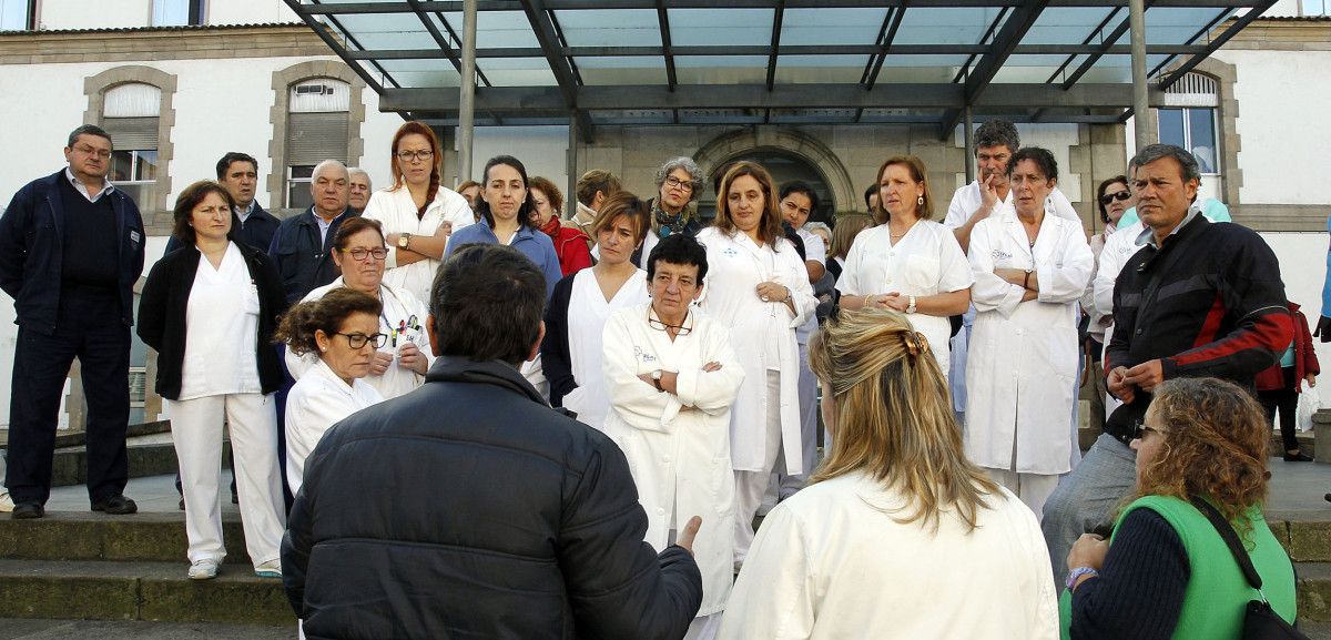 Protesta dos sindicatos CIG-Saúde, Comisións Obreiras, Satse, UGT e SAE ás portas do Hospital Provincial (arquivo)