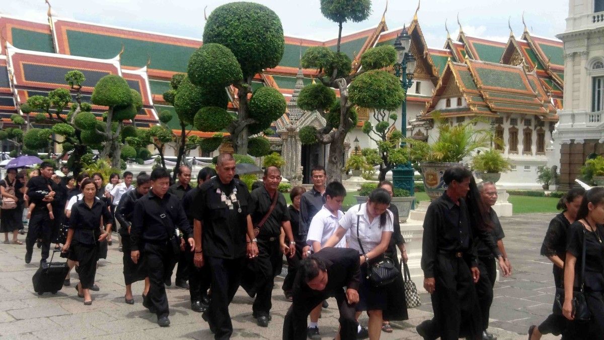Xente de loito a facer cola para amosar o seu respecto a Rama IX 