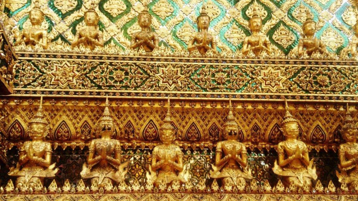 Budas e gardiáns do templo