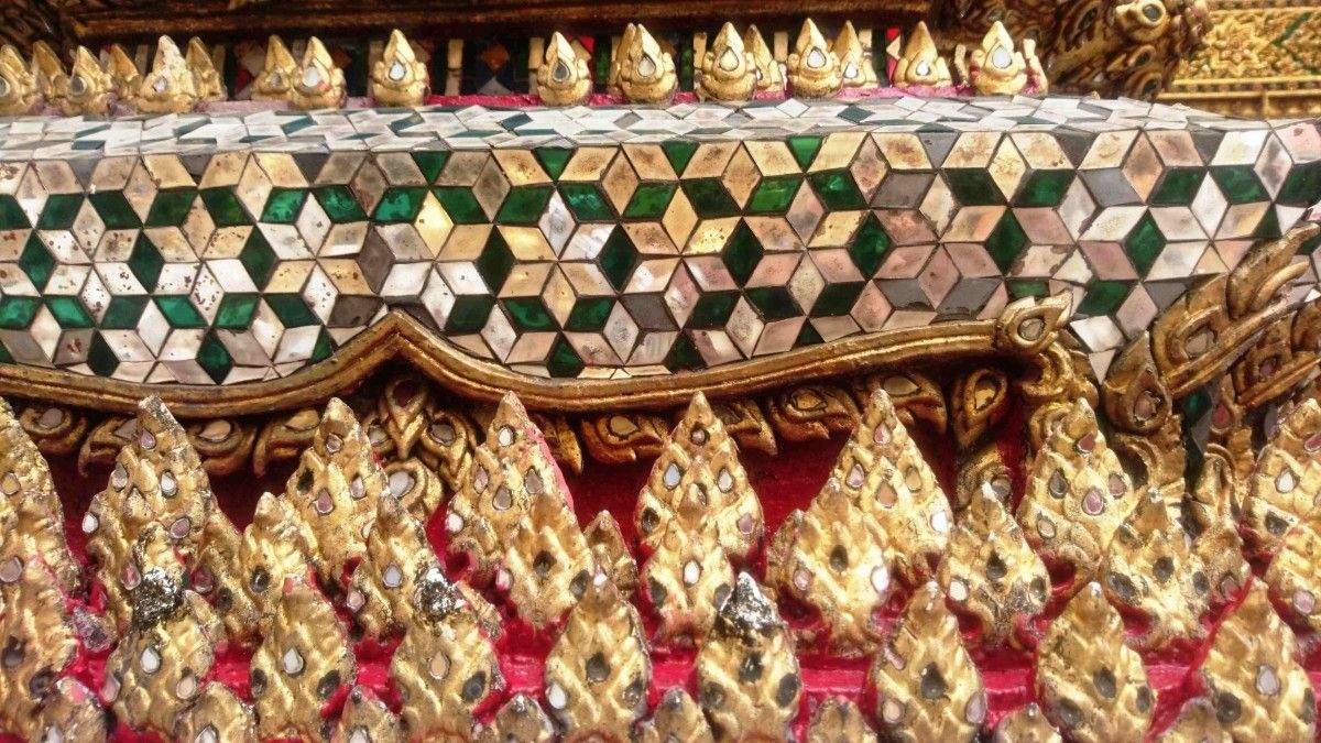 Mosaicos que decoran as paredes do templo do Buda ESmeralda