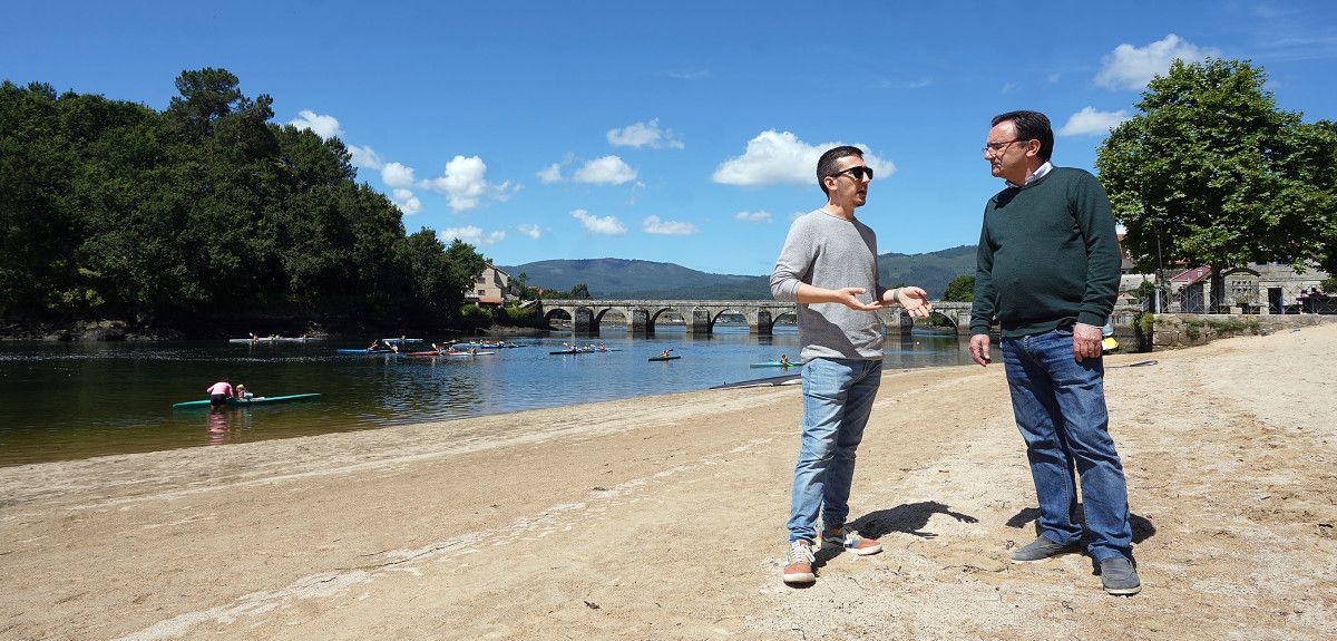 Alberto Oubiña e Raimundo González visitan a praia fluvial de Ponte Sampaio