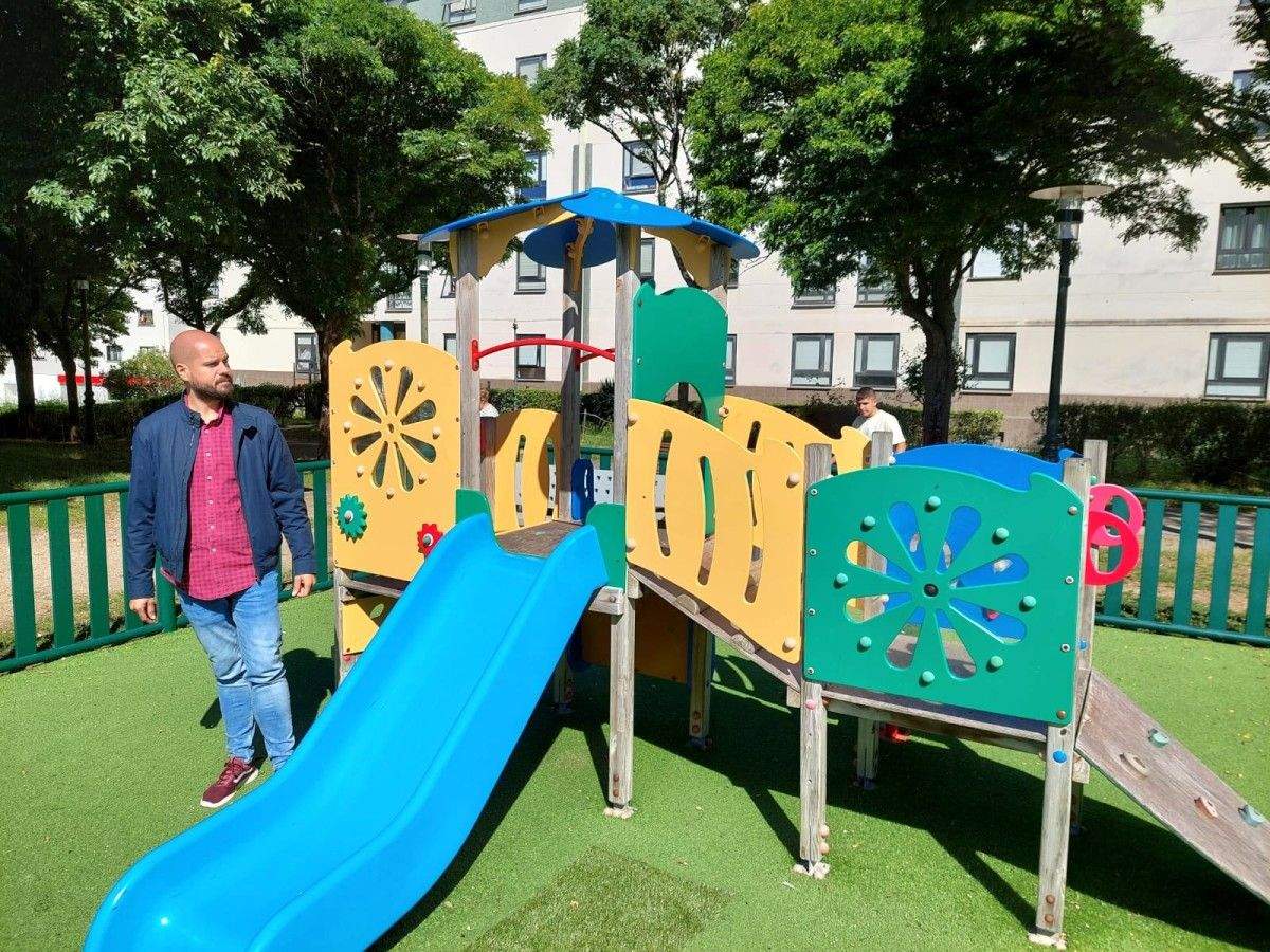 Iván Puentes, concelleiro de Desenvolvemento Sostible, no parque infantil do Mirador