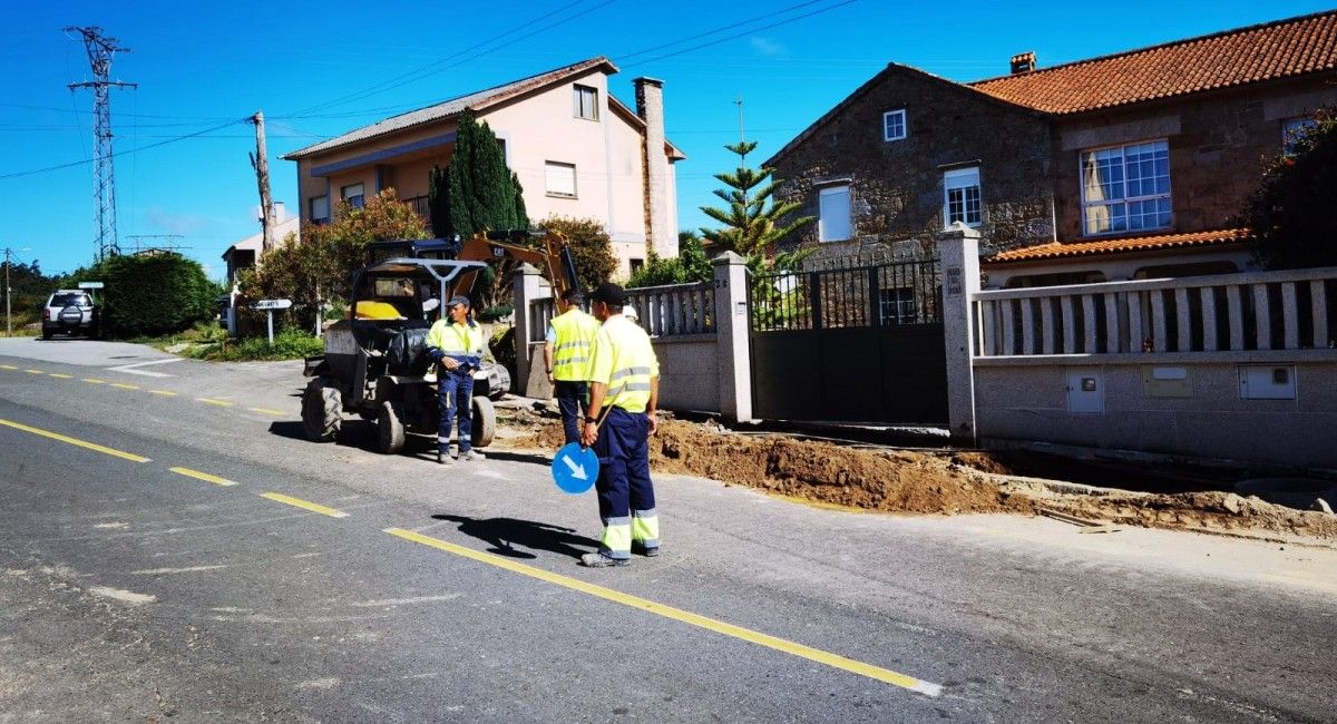 Operarios municipales trabajan en la reforma de la Rúa do Convento