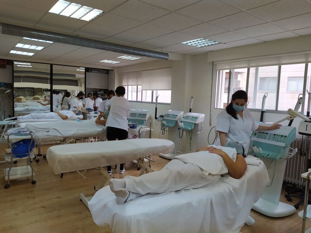 El IES Frei Martín Sarmiento se estrena en la Formación Profesional Dual con el ciclo superior de Estética Integral e Benestar