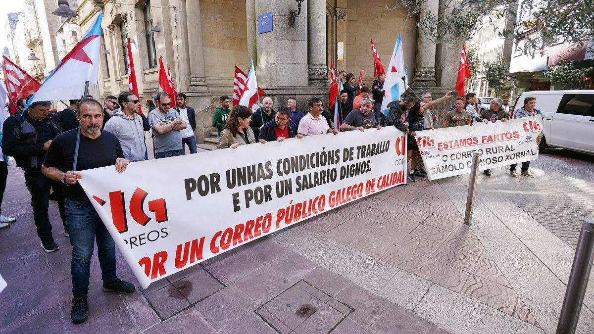 Concentración de la CIG denunciando precariedad laboral y de servicios en Correos