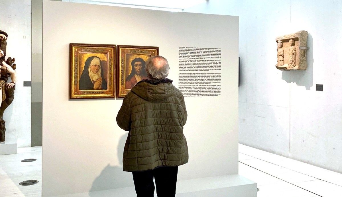 Unha persoa observa o díptico espoliado polos nazis no Museo de Pontevedra