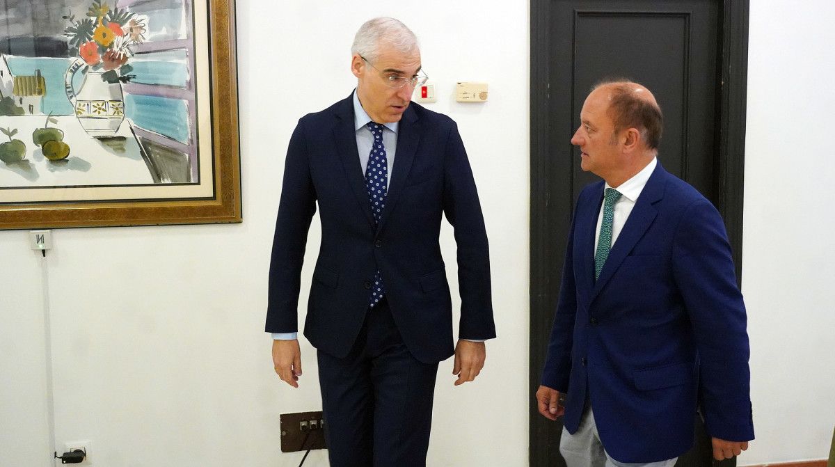 Francisco Conde e Antonio Casal falan antes de atender aos medios de comunicación
