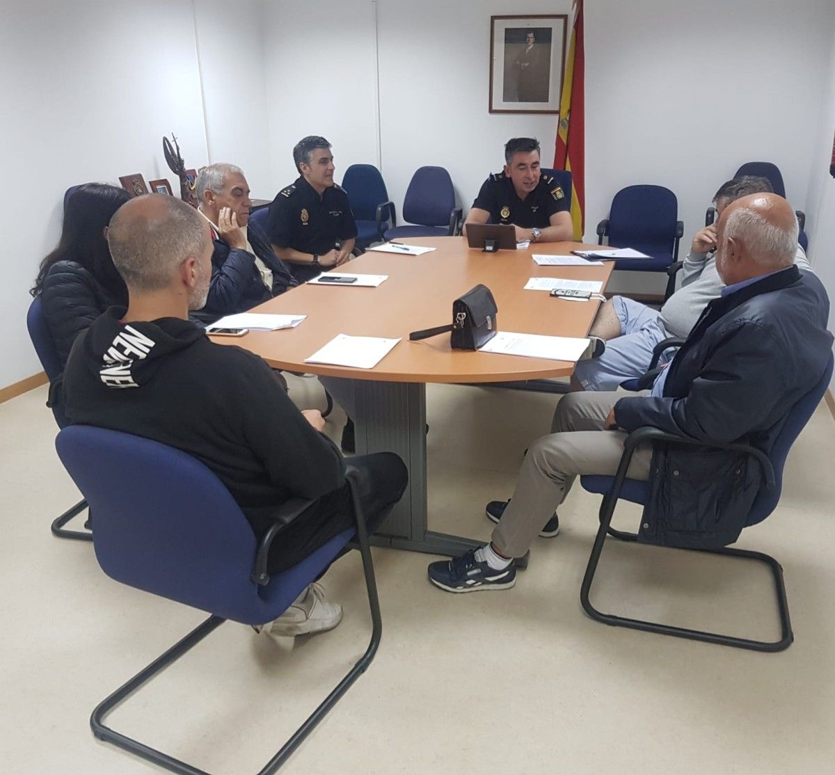 Reunión da Policía Nacional con representantes de equipos de fútbol, baloncesto y rugby de la comarca de Arousa