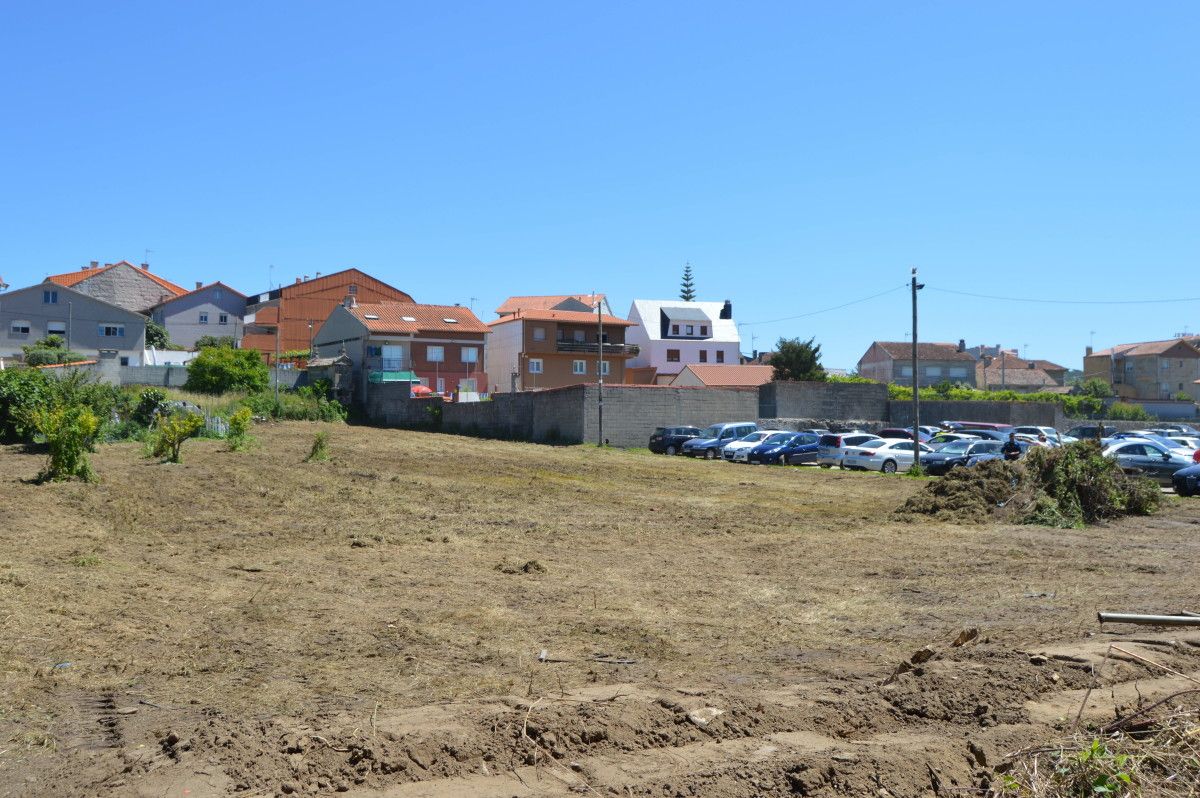 Parcela habilitada como aparcadoiro en Portonovo