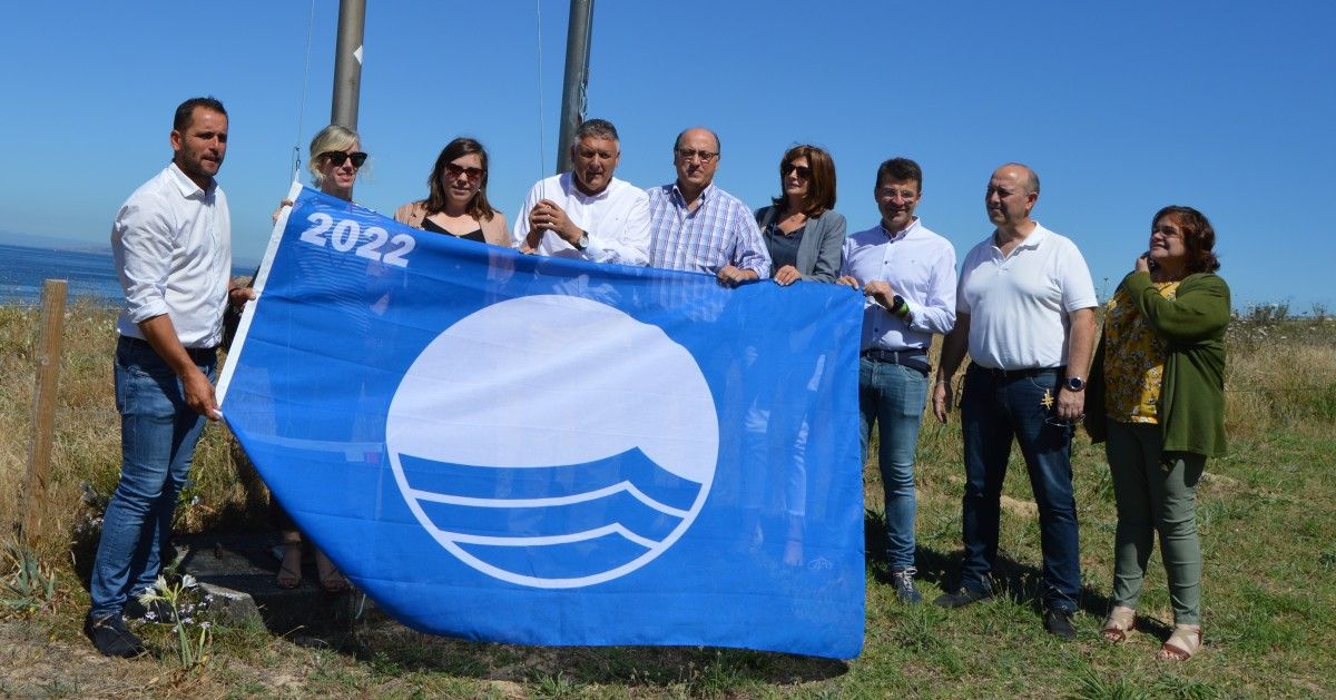 Izado da bandeira azul na praia de Foxos