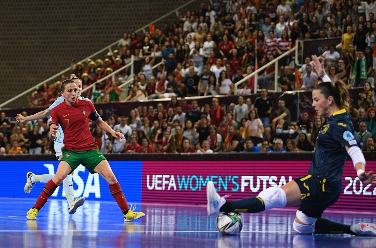 Silvia Aguete parando un doble penalti en la prórroga contra Portugal