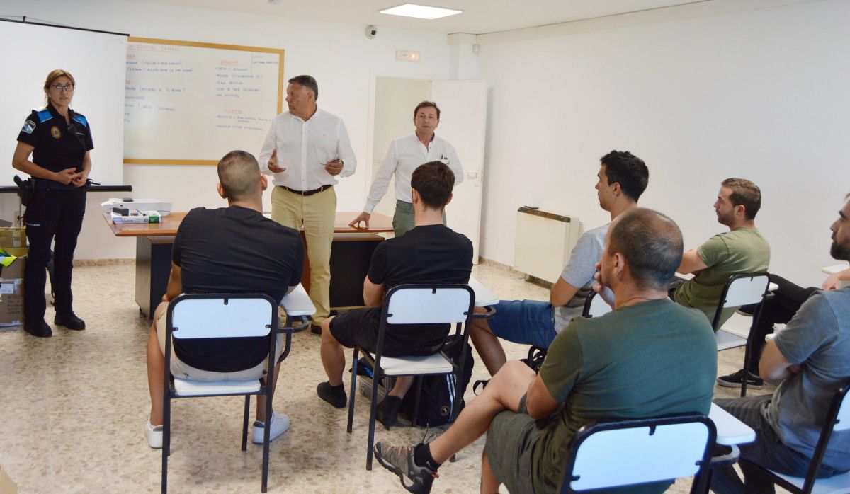 Luisa Fariña dándolle instrucións aos novos auxiliares da Policía Local de Sanxenxo