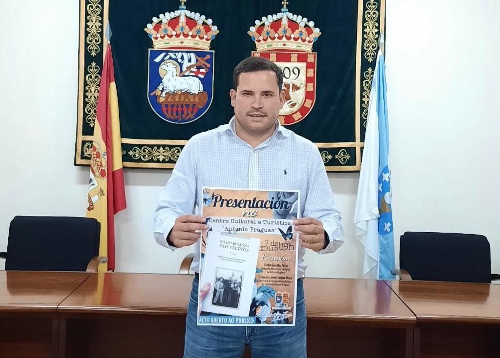 El alcalde de Cerdedo-Cotobade, Jorge Cubela, con el cartel de la presentación del recopilatorio de artículos de Antonio Fraguas