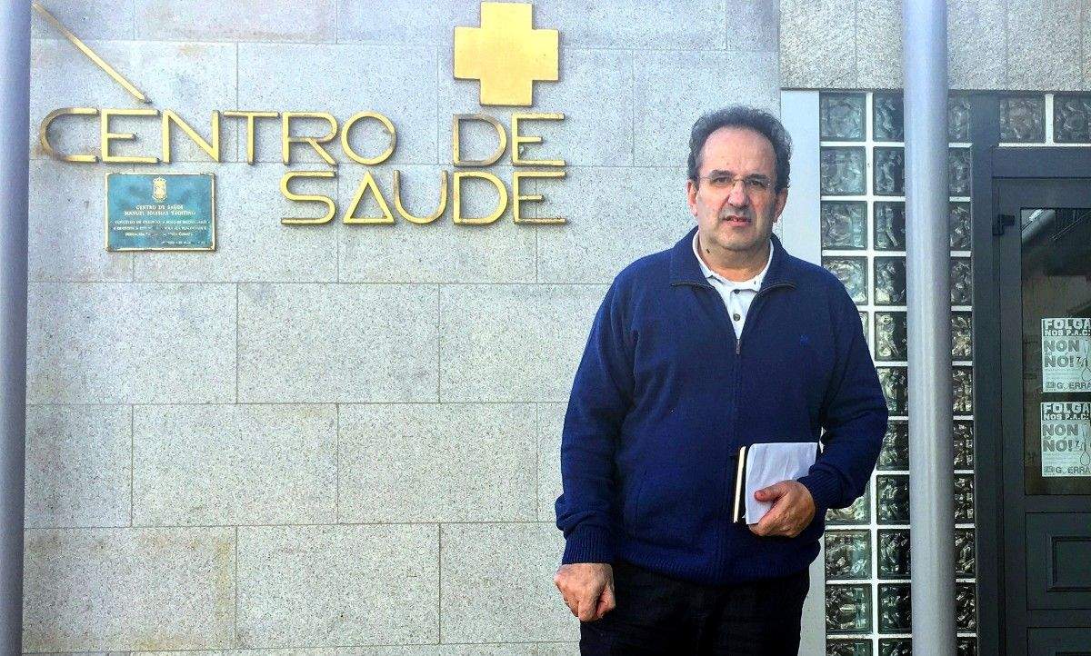 Ernesto Filgueira, portavoz del BNG de Cerdedo-Cotobade, en el Centro de Salud de Cerdedo