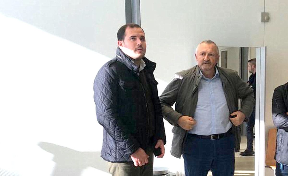 Jorge Cubela, alcalde de Cerdedo-Cotobade, con José Ramón Gómez, gerente del área sanitaria, en una visita al Centro de Salud de Cerdedo