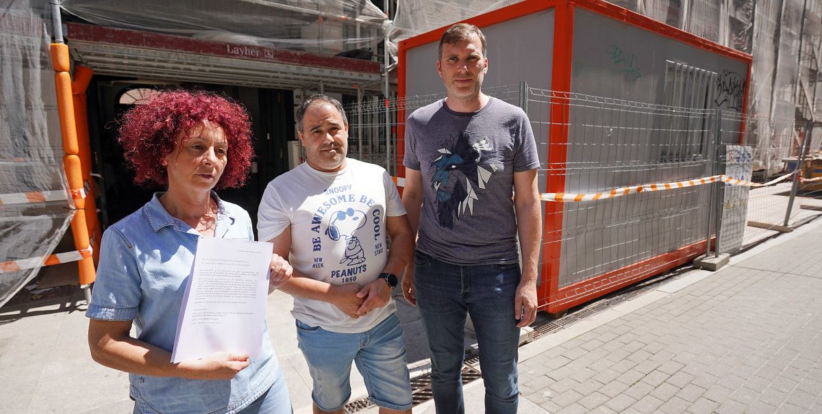 Comerciantes da Pasarela presentan sinaturas para prohibir que se xogue co balón na praza