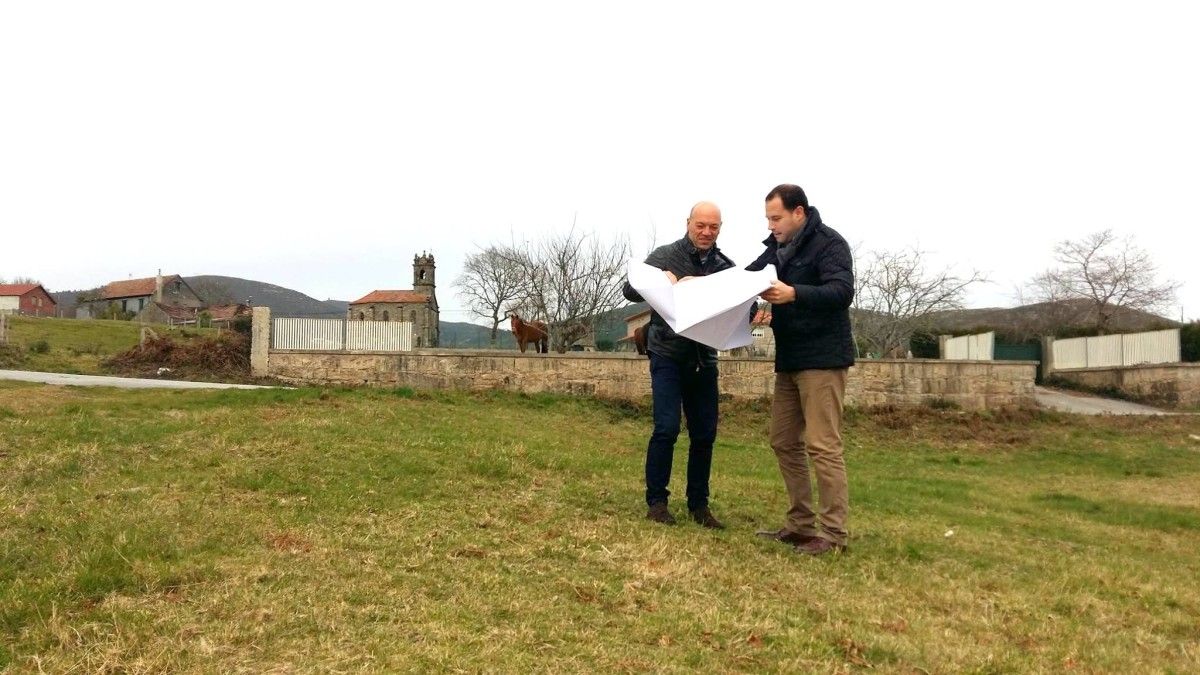Jorge Cubela, alcalde de Cerdedo-Cotobade, na zona onde se construirá a Residencia de Maiores de Carballedo